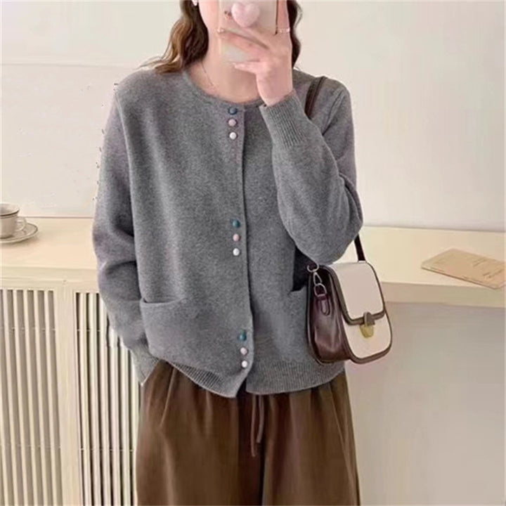 Damen gemütliche Strickjacke mit bunten Knöpfen und praktischen Taschen Mirla-Eva Jonsson