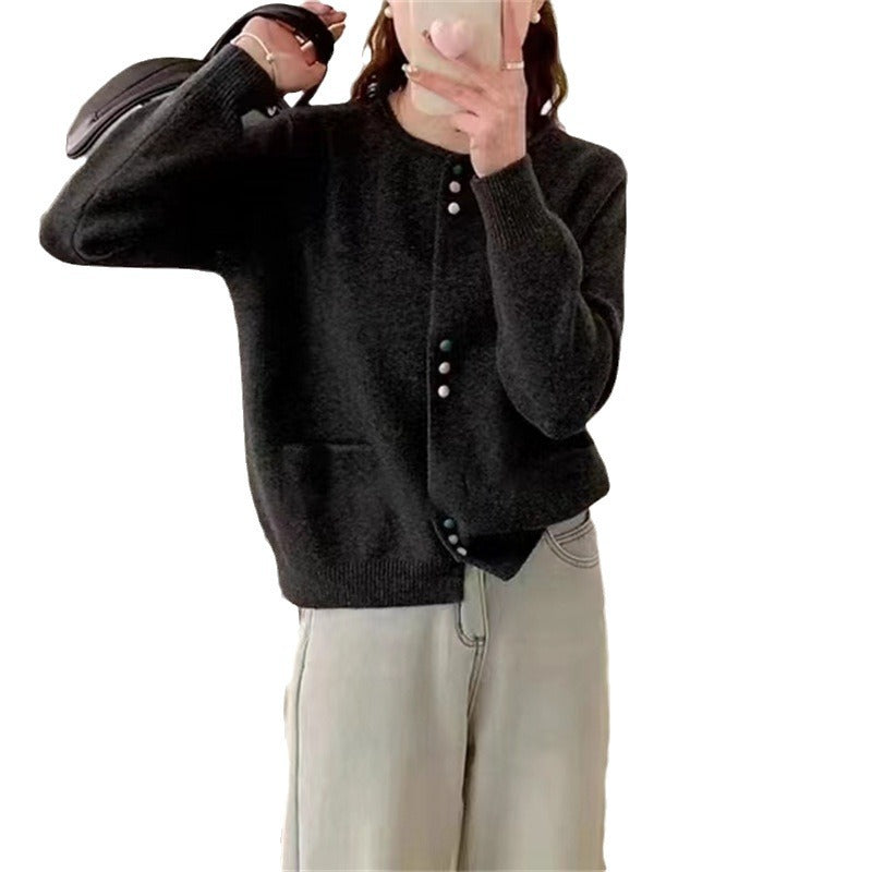 Damen gemütliche Strickjacke mit bunten Knöpfen und praktischen Taschen Mirla-Eva Jonsson