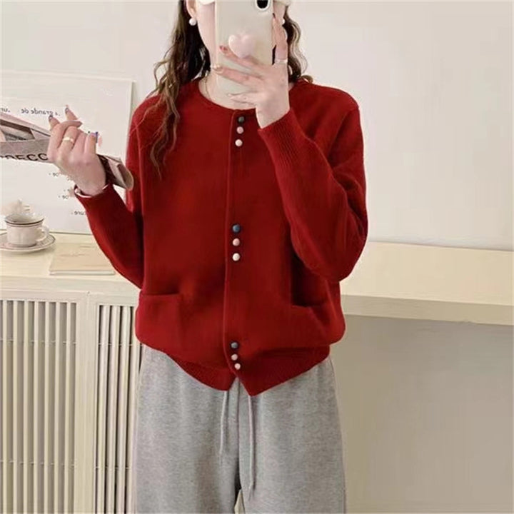 Damen gemütliche Strickjacke mit bunten Knöpfen und praktischen Taschen Mirla-Eva Jonsson