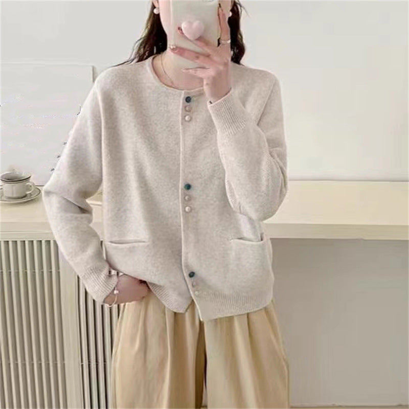 Damen gemütliche Strickjacke mit bunten Knöpfen und praktischen Taschen Mirla-Eva Jonsson
