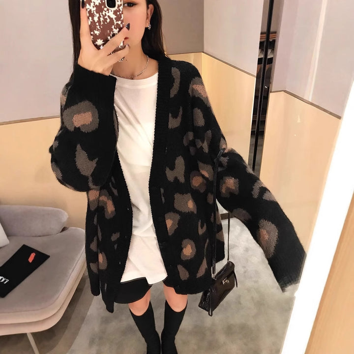 Damen gemütliche Strickjacke mit einzigartigem Leopardenmuster Mirla-Eva Jonsson