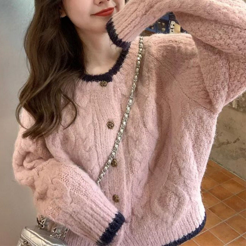 Damen gemütliche Strickjacke mit elegantem Zopfmuster und kontrastierenden Abschlüssen Mirla-Eva Jonsson