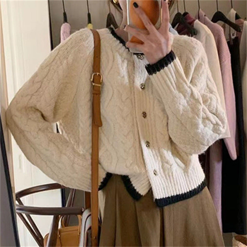 Damen gemütliche Strickjacke mit elegantem Zopfmuster und kontrastierenden Abschlüssen Mirla-Eva Jonsson