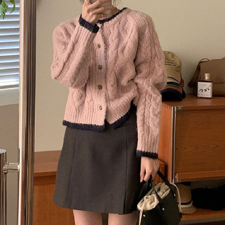 Damen gemütliche Strickjacke mit elegantem Zopfmuster und kontrastierenden Abschlüssen Mirla-Eva Jonsson