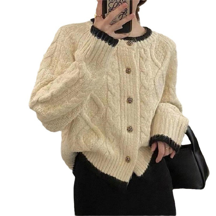 Damen gemütliche Strickjacke mit elegantem Zopfmuster und kontrastierenden Abschlüssen Mirla-Eva Jonsson