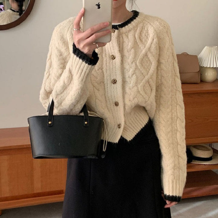 Damen gemütliche Strickjacke mit elegantem Zopfmuster und kontrastierenden Abschlüssen Mirla-Eva Jonsson
