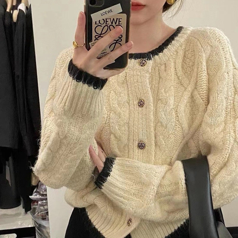 Damen gemütliche Strickjacke mit elegantem Zopfmuster und kontrastierenden Abschlüssen Mirla-Eva Jonsson