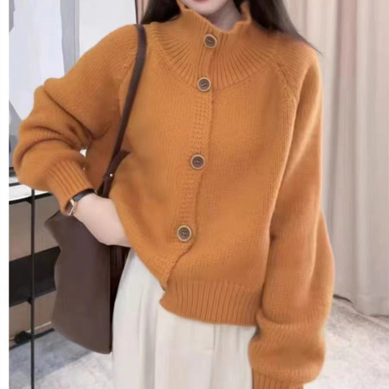 Damen gemütliche Strickjacke mit hohem Kragen und dekorativen Knöpfen Mirla-Eva Jonsson
