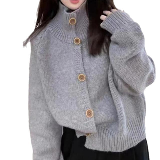 Damen gemütliche Strickjacke mit hohem Kragen und dekorativen Knöpfen Mirla-Eva Jonsson