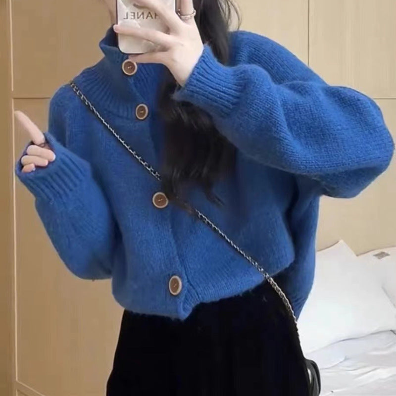Damen gemütliche Strickjacke mit hohem Kragen und dekorativen Knöpfen Mirla-Eva Jonsson
