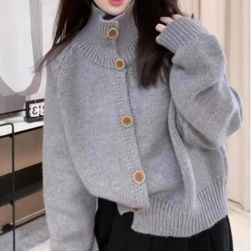Damen gemütliche Strickjacke mit hohem Kragen und dekorativen Knöpfen Mirla-Eva Jonsson