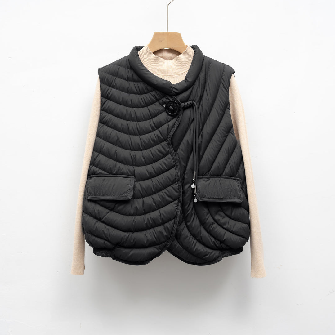 Damen gesteppte Weste mit innovativem Schnitt und funktionalen Taschen Mirla-Eva Jonsson