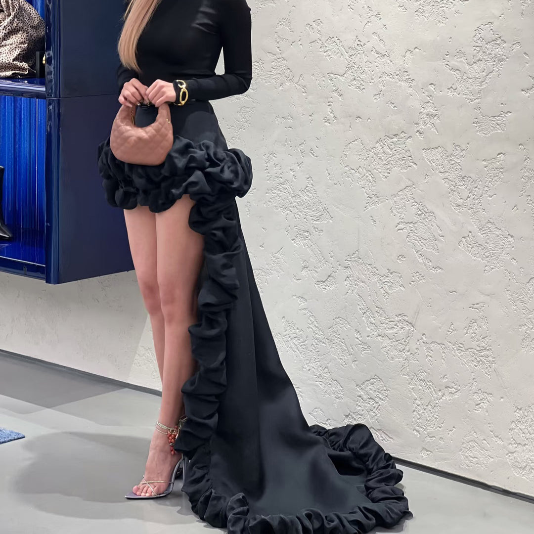 Damen glamoröst cocktailklänning med voluminösa volanger och transparenta ärmar Mirla-Eva Jonsson