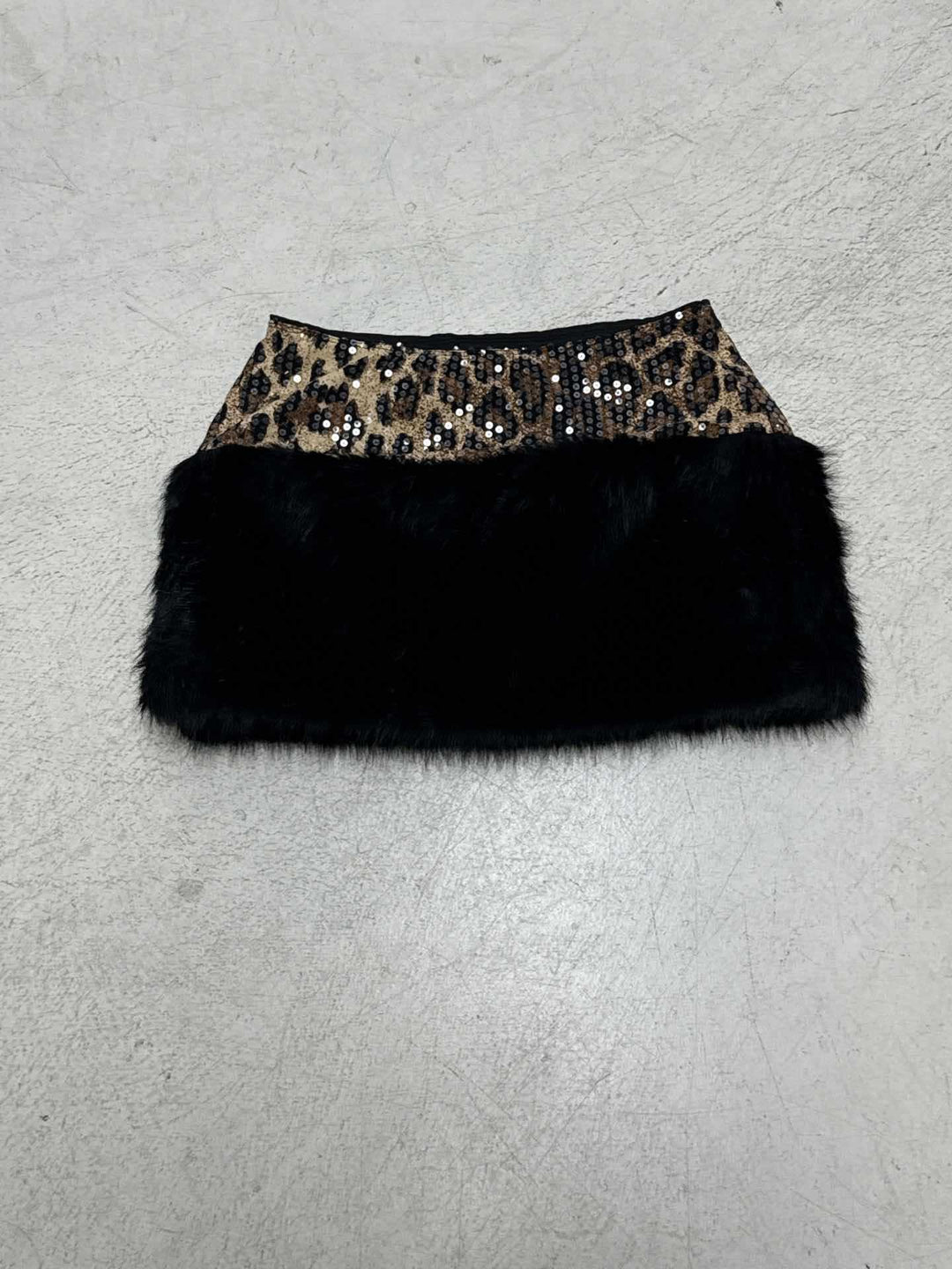 Damen glittrande leopardmönster topp med fuskpälsdetaljer Mirla-Eva Jonsson