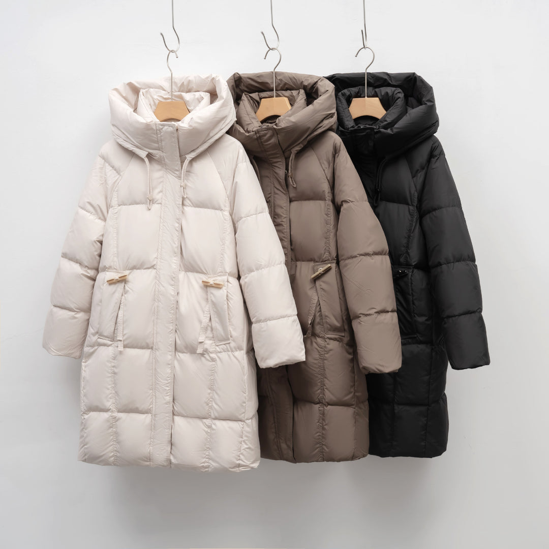 Damen isolierte Winterjacke mit großem Kapuzenkragen und funktionalen Taschen Mirla-Eva Jonsson
