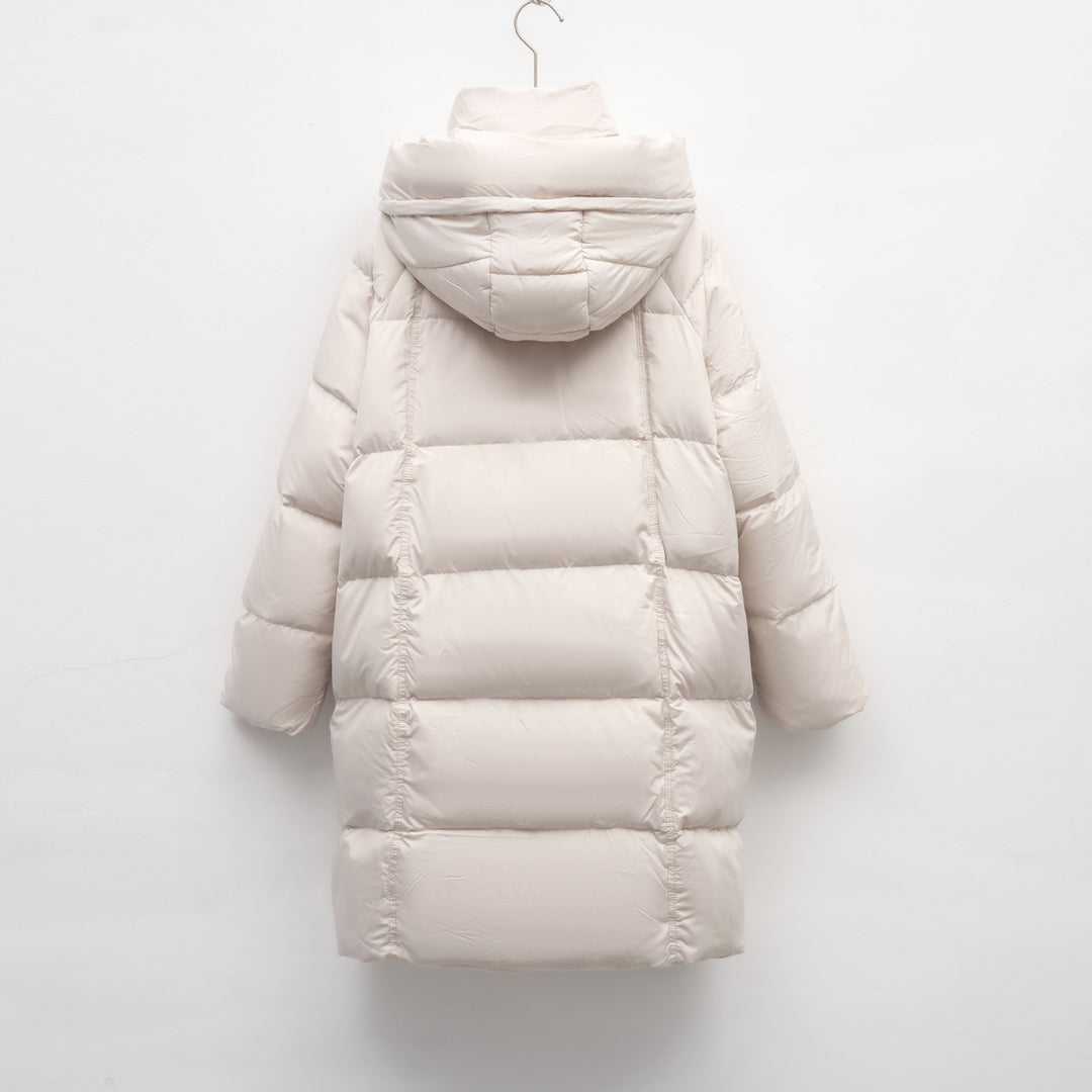 Damen isolierte Winterjacke mit großem Kapuzenkragen und funktionalen Taschen Mirla-Eva Jonsson