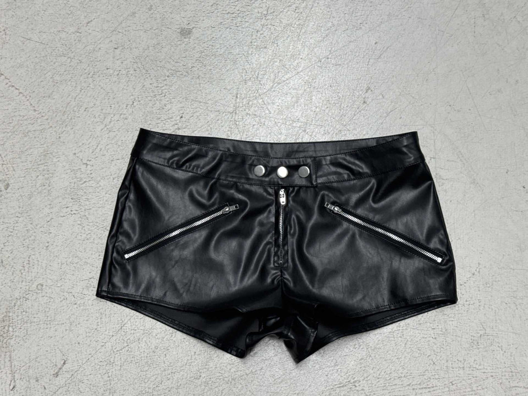 Damen konstläder shorts med insydd skärning och praktiska dragkedjefickor Mirla-Eva Jonsson