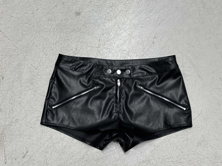 Damen konstläder shorts med insydd skärning och praktiska dragkedjefickor Mirla-Eva Jonsson