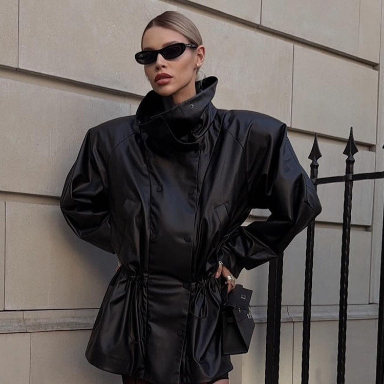 Damen konstläderjacka med moderiktig oversized passform och justerbart bälte Mirla-Eva Jonsson