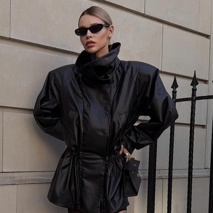 Damen konstläderjacka med moderiktig oversized passform och justerbart bälte Mirla-Eva Jonsson