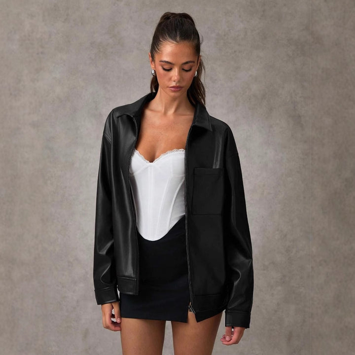 Damen konstläderjacka med oversized snitt och praktisk bröstficka Eva Jonsson-Eva Jonsson
