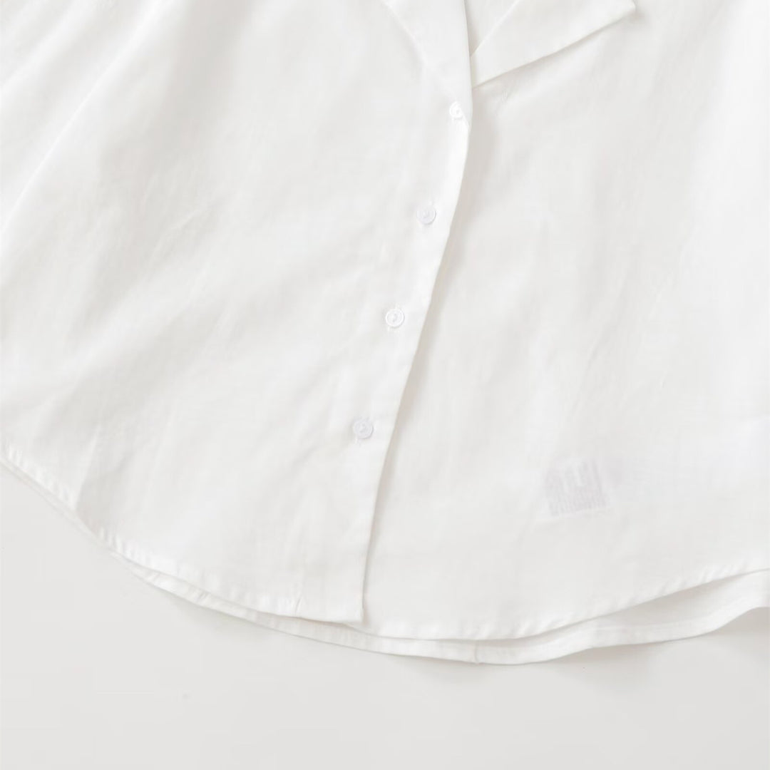 Damen kortärmad blus med elegant snitt och högkvalitativ satin yta Mirla-Eva Jonsson