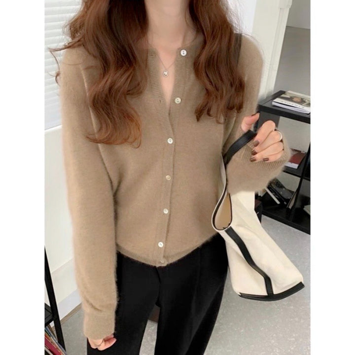 Damen kuschelige Strickjacke mit feiner Textur und Knöpfen Mirla-Eva Jonsson