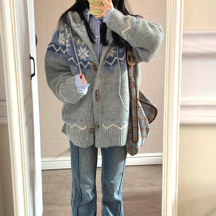 Damen kuschelige Strickjacke mit hohem Kragen und Ornamenten Mirla-Eva Jonsson