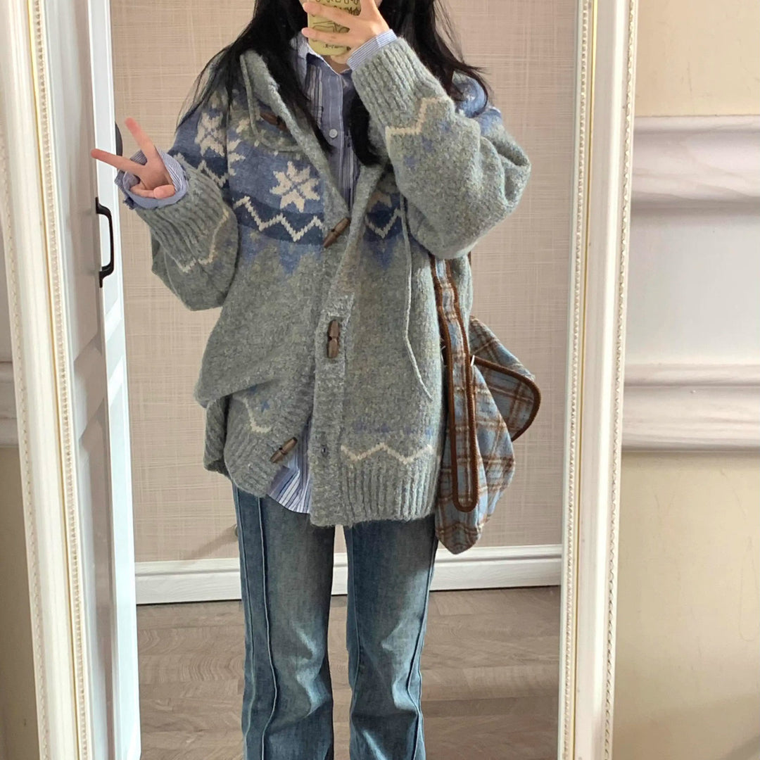 Damen kuschelige Strickjacke mit hohem Kragen und Ornamenten Mirla-Eva Jonsson