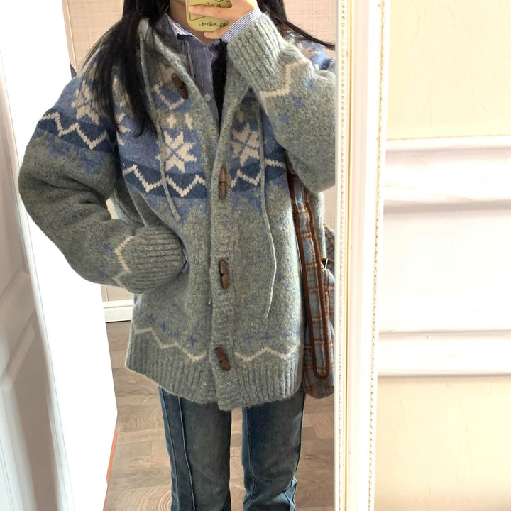 Damen kuschelige Strickjacke mit hohem Kragen und Ornamenten Mirla-Eva Jonsson