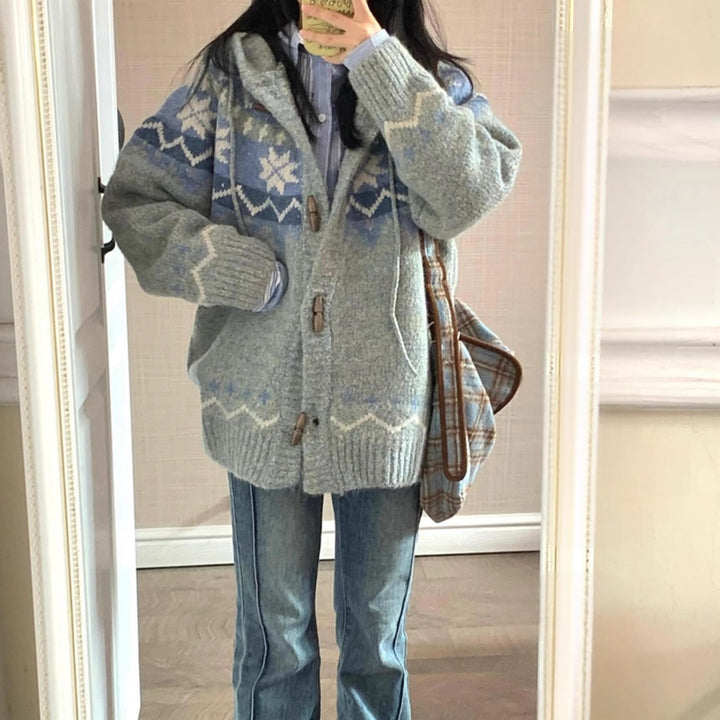 Damen kuschelige Strickjacke mit hohem Kragen und Ornamenten Mirla-Eva Jonsson