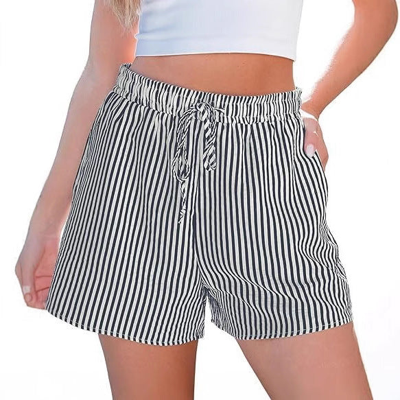 Damen lässiga shorts med elastisk midjeband och randigt mönster Mirla-Eva Jonsson
