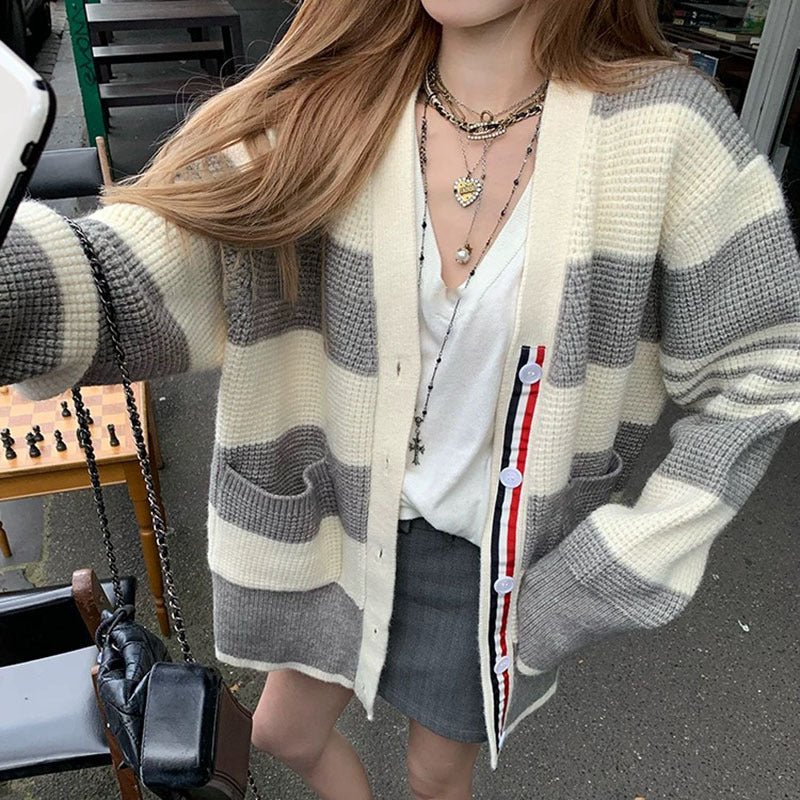 Damen lässiger Strickcardigan mit gestreiftem Muster und praktischen Taschen Mirla-Eva Jonsson