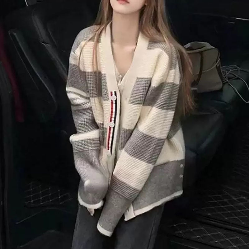 Damen lässiger Strickcardigan mit gestreiftem Muster und praktischen Taschen Mirla-Eva Jonsson