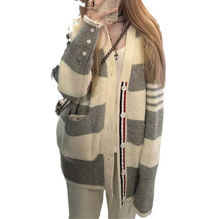 Damen lässiger Strickcardigan mit gestreiftem Muster und praktischen Taschen Mirla-Eva Jonsson