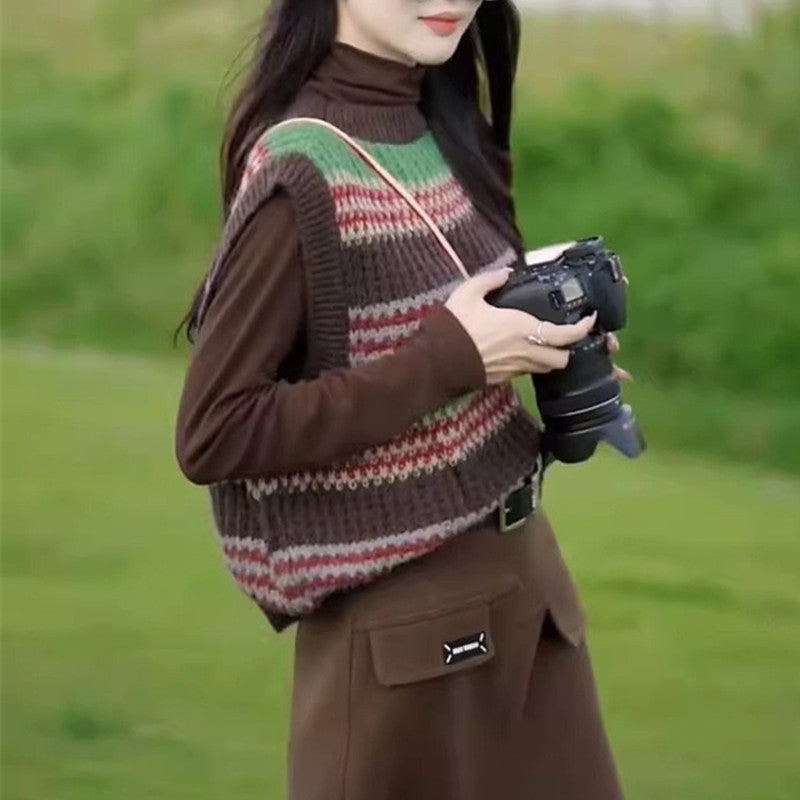 Damen lässiger Strickoversize-Pullover mit buntem Streifenmuster und ärmellosem Design Mirla-Eva Jonsson