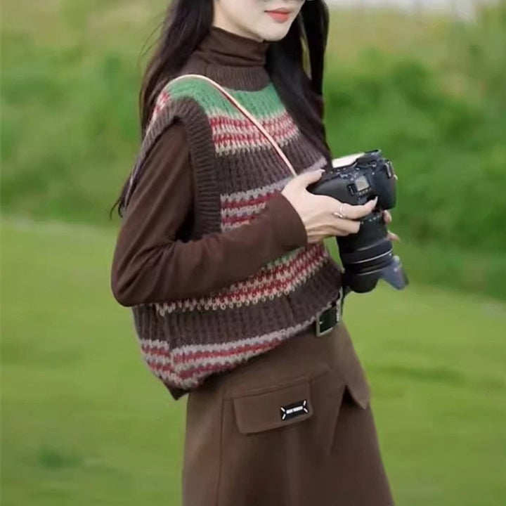 Damen lässiger Strickoversize-Pullover mit buntem Streifenmuster und ärmellosem Design Mirla-Eva Jonsson