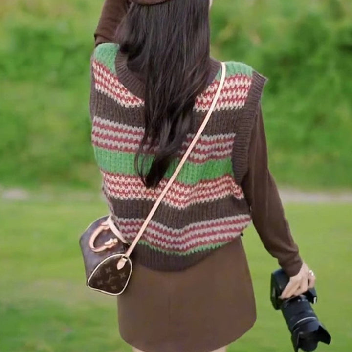 Damen lässiger Strickoversize-Pullover mit buntem Streifenmuster und ärmellosem Design Mirla-Eva Jonsson