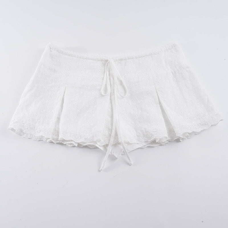 Damen lekfulla shorts med justerbart snöre och delikata spetsdetaljer Mirla-Eva Jonsson