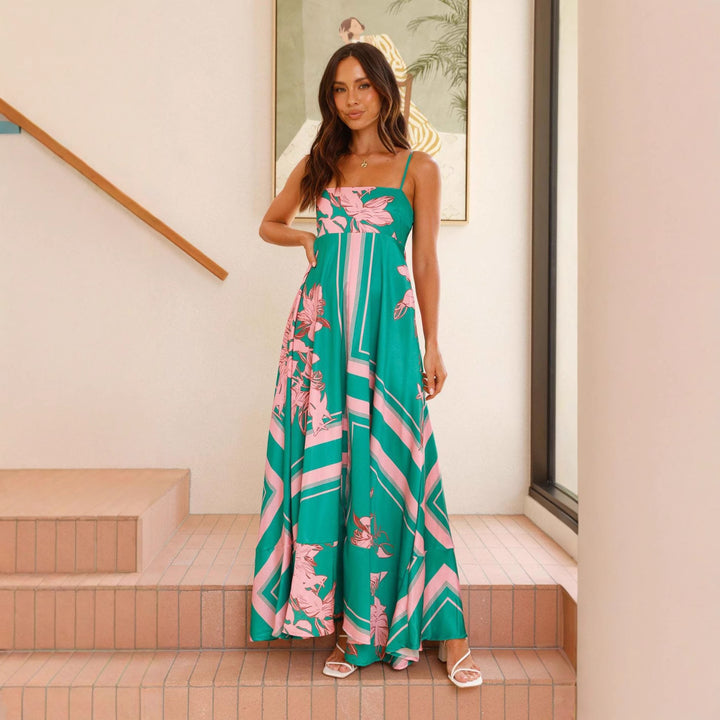 Damen maxiklänning med elegant blommönster och smala axelband Mirla-Eva Jonsson