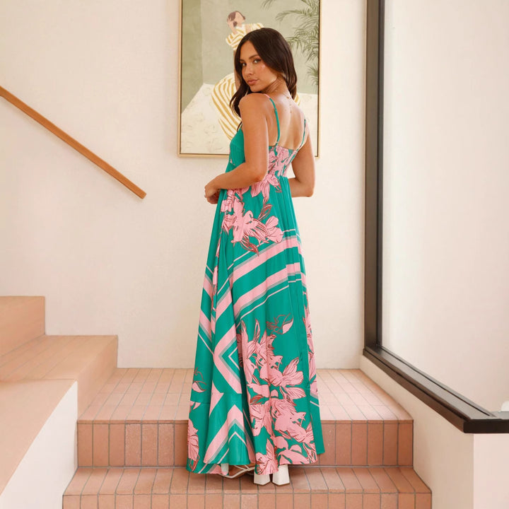 Damen maxiklänning med elegant blommönster och smala axelband Mirla-Eva Jonsson