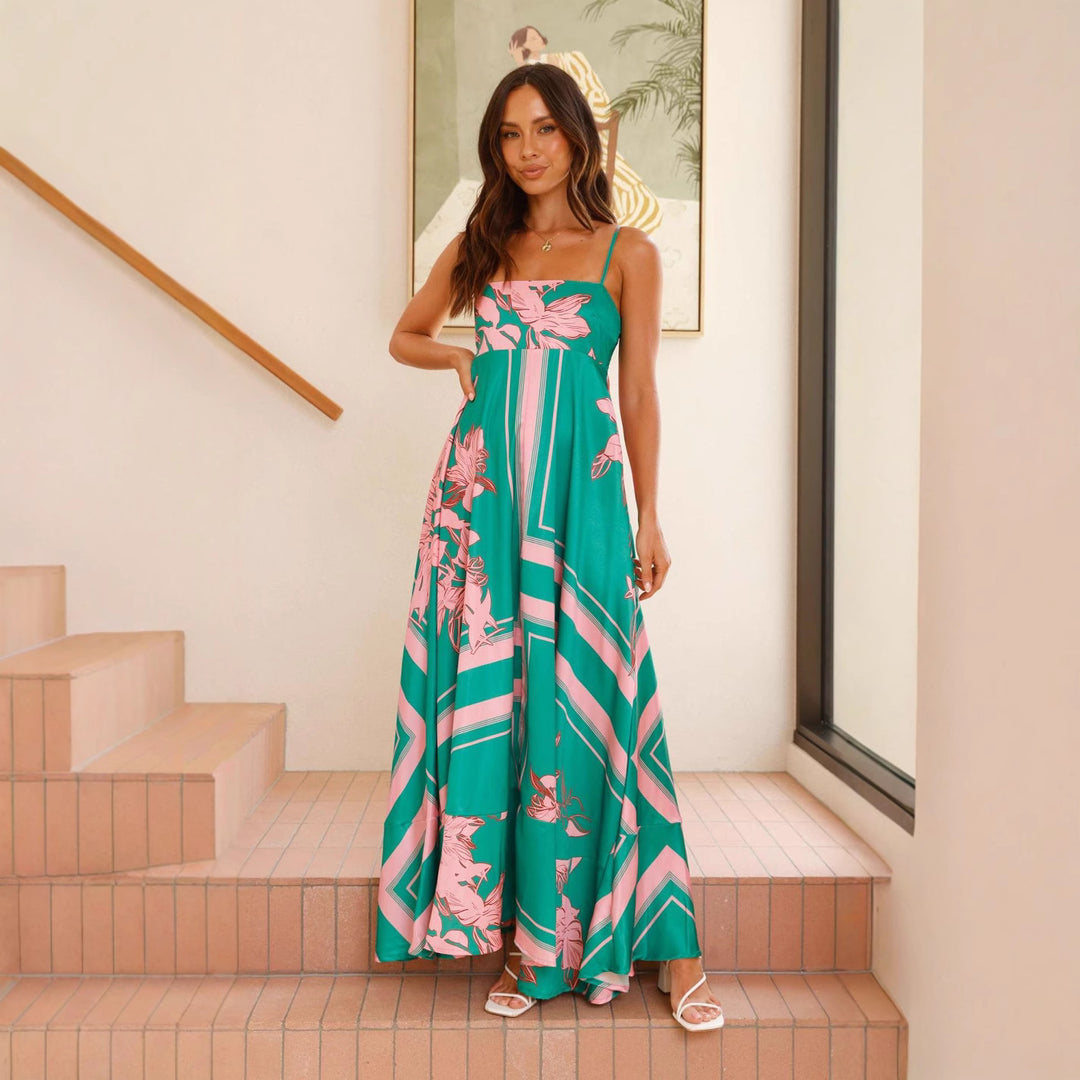 Damen maxiklänning med elegant blommönster och smala axelband Mirla-Eva Jonsson