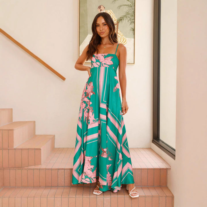 Damen maxiklänning med elegant blommönster och smala axelband Mirla-Eva Jonsson