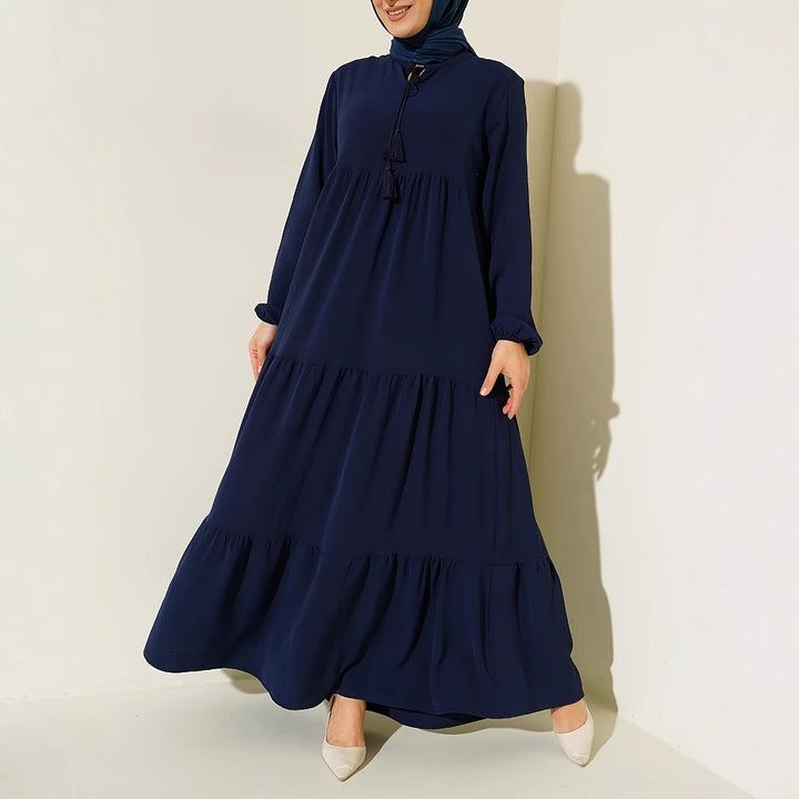 Damen maxiklänning med stiliga volangdetaljer och elegant ståkrage Mirla-Eva Jonsson