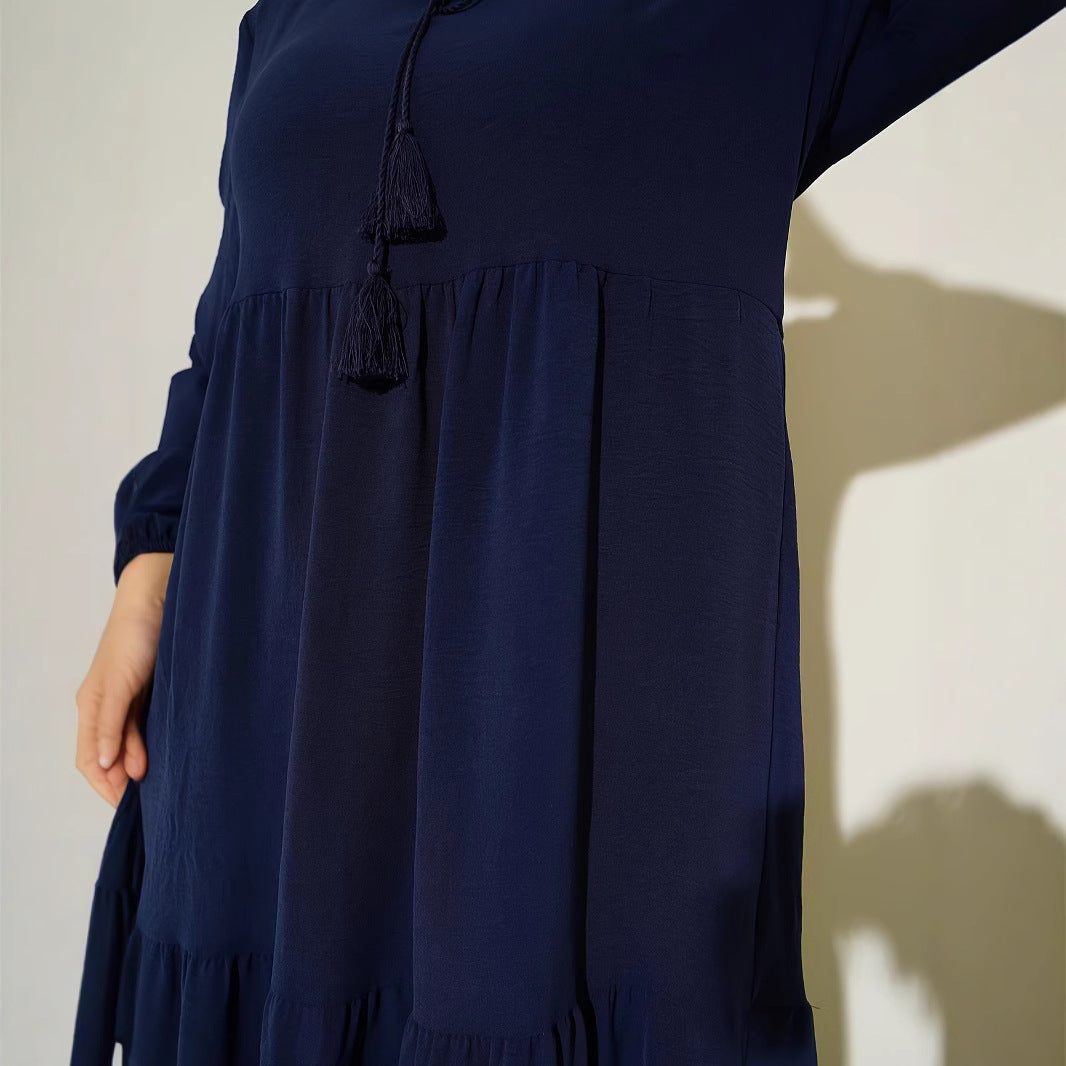 Damen maxiklänning med stiliga volangdetaljer och elegant ståkrage Mirla-Eva Jonsson