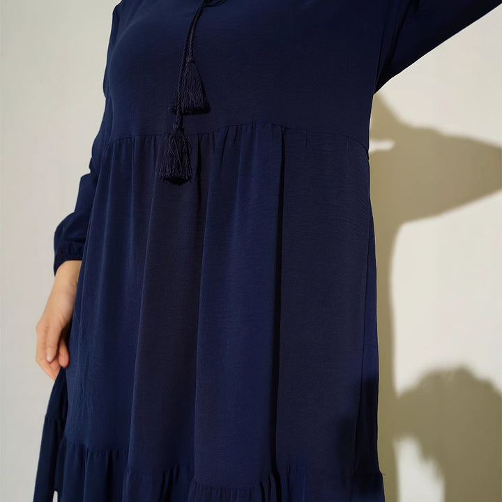 Damen maxiklänning med stiliga volangdetaljer och elegant ståkrage Mirla-Eva Jonsson