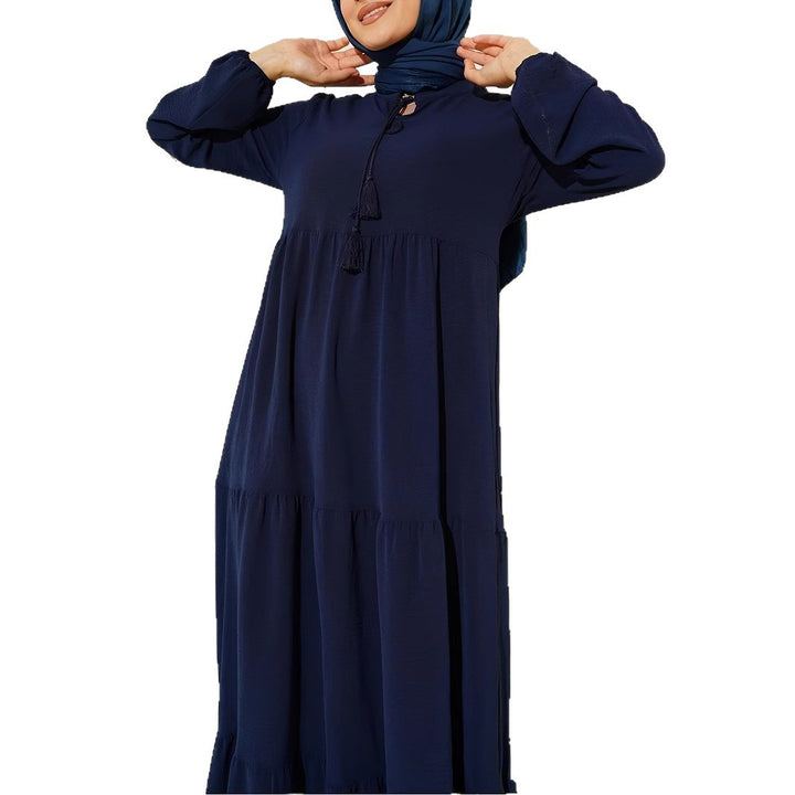 Damen maxiklänning med stiliga volangdetaljer och elegant ståkrage Mirla-Eva Jonsson