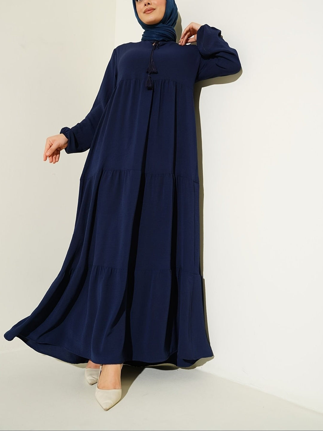 Damen maxiklänning med stiliga volangdetaljer och elegant ståkrage Mirla-Eva Jonsson