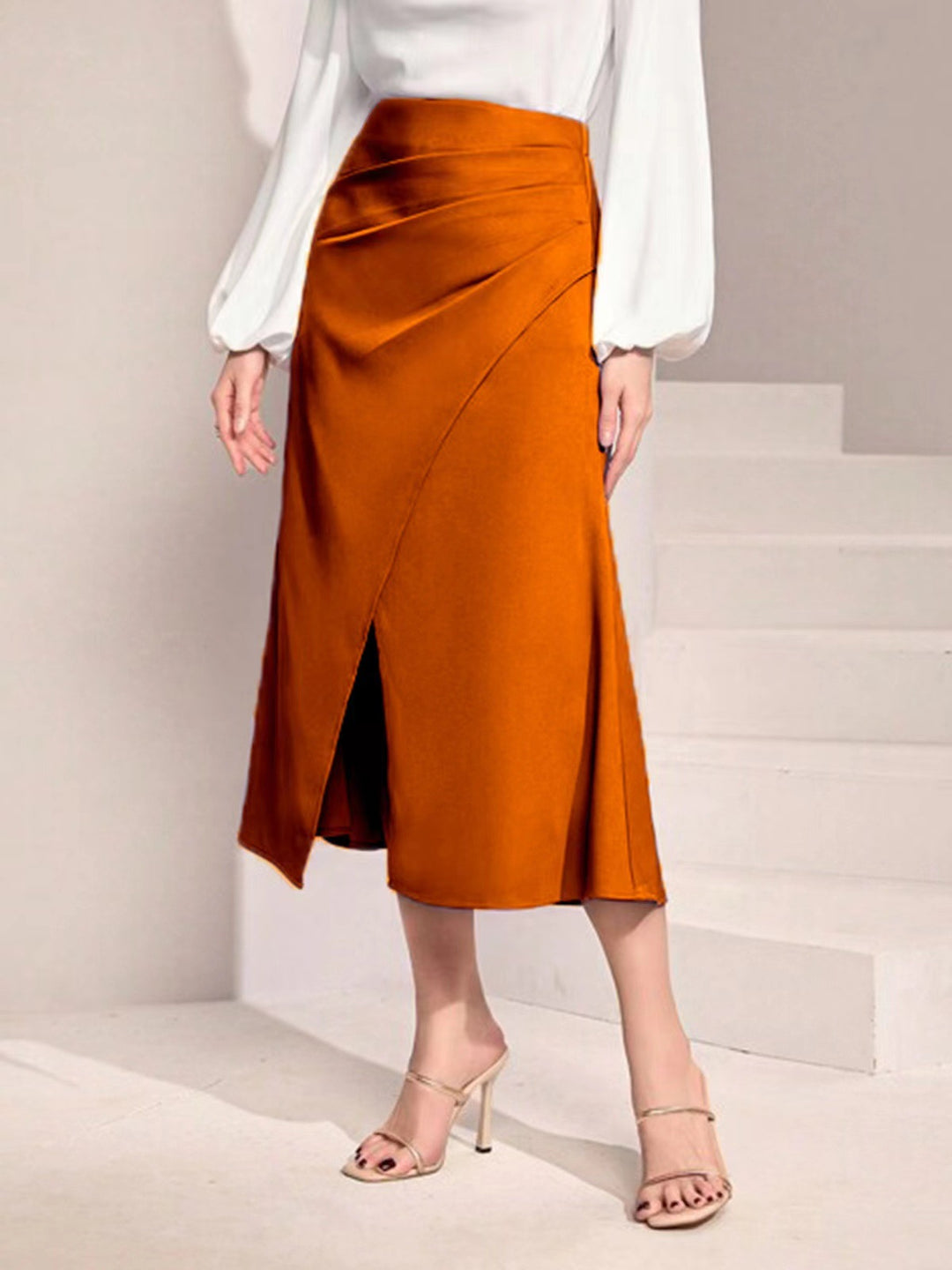 Damen midiskirt med asymmetrisk snitt och elegant slits Mirla-Eva Jonsson