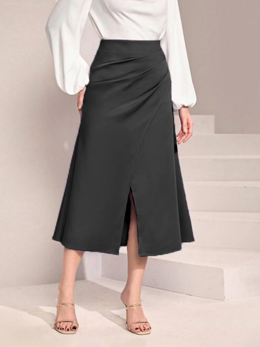 Damen midiskirt med asymmetrisk snitt och elegant slits Mirla-Eva Jonsson